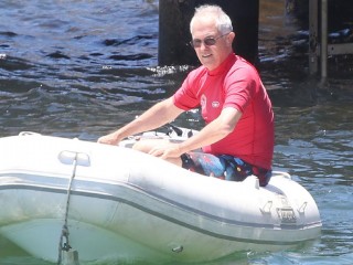 ލައިފްޖެކްޓް ތުރުނުކުރައްވައި ޑިންގީ ދުއްވެވުމުން އޮސްޓްރޭލިއާގެ ބޮޑުވަޒީރު ހޫނު ފެނަށް!