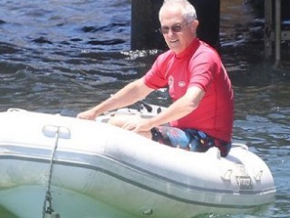 ލައިފް ޖެކެޓް ނެތި ޑިންގީ އެއްގައި އުޅުއްވި އޮސްޓްރޭލިއާގެ ބޮޑުވަޒީރު ޖުރިމަނާ ކޮށްފި