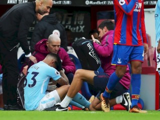 ކްރިސްޓަލް ޕެލަސްއާ ދެކޮޅަށް އާދީއްތަ ދުވަހު މެންޗެސްޓަރ ސިޓީ ކުޅުނު މެޗުގައި ސިޓީގެ ފޯވާޑް ގެބްރިއަލް ޖީސަސް އަށް ލިބުނު އަނިޔާ އަށް ދަނޑުމަތީގައި ފުރަތަމަ އެހީ ފޯރުކޮށްދެނީ