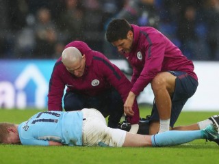 އާދީއްތަ ދުވަހު ކްރިސްޓަލް ޕެލަސްއާ ދެކޮޅަށް ކުޅުނު މެޗުގައި ސިޓީގެ މިޑްފީލްޑަރ ކެވިން ޑި ބްރޭނާ އަށް އަނިޔާވެފައި