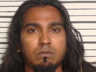 އުސޫލުތަކާ ޚިލާފަށް ސަފާ ރާއްޖެއިން ބޭރަށް ފޮނުވި މައްސަލައިގައި ހާނިމުއާއި އާޒިމުގެ މައްޗަށް ދައުވާކޮށްފި