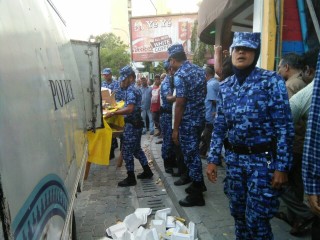 އެމްޑީޕީ ހަރުގެ ކުރިމަތީ ބަހައްޓާފައިހުރި މޭޒު އެސްއޯ ފުލުހުން ގެންދަނީ