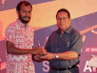 Mathiveri MP Hussain Mohamed presents RaajjeTV's 2017 Employee of the Year award to Mohamed Anil
