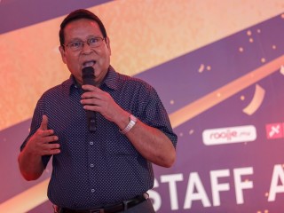 ރާއްޖެ ޓީވީގެ ސްޓާފް އޮފް ދަ ޔިއަރ އަށް ހޮވުނު އަނިލްއަށް ހުސައިން މުހައްމަދު އެވޯޑް ހަވާލުކޮށްދެއްވަނީ