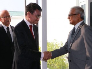 ޖަޕާނުގެ ފޮރިން މިނިސްޓަރަށް އެއާޕޯޓުން މަރުހަބާ ދެންނެވީ ރާއްޖޭގެ ފޮރިން މިނިސްޓަރު