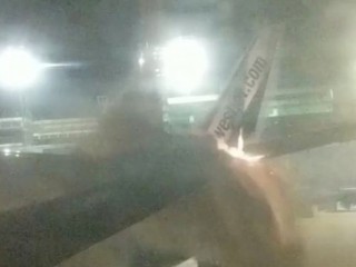 ޓޮރޮންޓޯ އެއަރޕޯޓްގައި ދެ މަތިންދާ ބޯޓެއް ޖެހި އެއް ބޯޓުން މީހުން ބާލަން ޖެހިއްޖެ