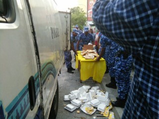 އެމްޑީޕީ ހަރުގޭގައި ސަޔަށް ބަހައްޓާފައި ހުރި ތަކެތި ފުލުހުން ގެންދަނީ