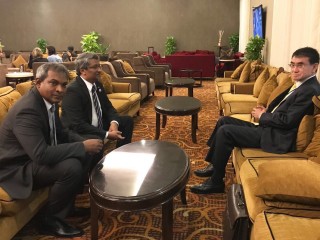 ޖަޕާނުގެ ޚާރިޖީ ވަަޒީރު ކޯނޯ (ކ) ފުރާވަޑައިގަތުމުގެ ކުރިން އެއަރޕޯޓްގައި