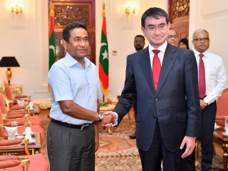 ޖަޕާނުގެ ޚާރިޖީ ވަޒީރު ކޯނޯ ރައީސް ޔާމީންއާއި މުލީއާގޭގައި ބައްދަލުކުރައްވަނީ