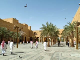 އަމީރުން އިހުތިޖާޖުކުރީ ވެރިރަށް ރިޔާޒްގައި ހުންނަ ޤަސްރް އަލް ހުކުމް ގަނޑުވަރުގައި