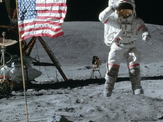 6 ފަހަރު ޖައްވަށް ގޮސް، ހަނދުގައި ހިނގި އެސްޓްރޮނޯޓް ޖޯން ޔަންގް މަރުވެއްޖެ