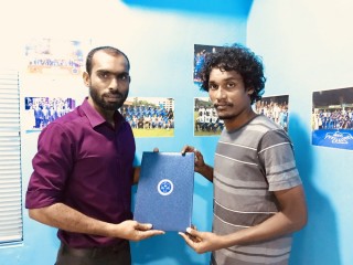 އީގަލްސް މިޑްފީލްޑަރު އިންމަ ނިއުއަށް ސޮއިކޮށްފި