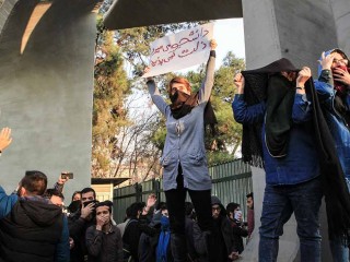 އީރާނުގައި މުޒާހަރާ ކުރާ މީހުންނަށް ޓްރަމްޕް ކުރައްވާ ތާއީދާއި އެމެރިކާގެ ދެއުޅިއެއްނުވާ ސިޔާސަތު