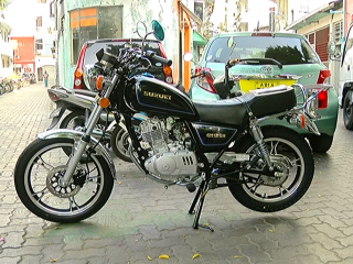 ސުޒުކީ ބްރޭންޑުގެ ޖީ.އެން މޮޑެލްގެ ފޭކް ސައިކަލުތައް ރާއްޖޭގައި ވިއްކަމުން އެބަދޭ: ޔުނިމެކްސް