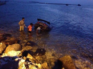 ކާރެއް ކޮންޓްރޯލް ނުވެ ގޮސް ތިން މީހުންނާއި އެކު މޫދަށް ވެއްޓިއްޖެ 