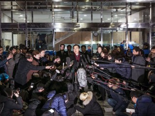 މަޝްވަރާތަކަށް ވަޑައިގަތުމުގެ ކުރިން ދެކުނު ކޮރެއާގެ ޔުނިފިކޭޝަން މިނިސްޓަރ ނޫސްވެރިންނާއި ބައްދަލުކުރައްވަނީ