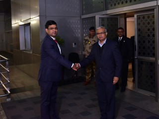 މިނިސްޓަރ އާސިމަށް އިންޑިއާގެ އޮފިޝަލަކު ދިއްލީގެ އިންދިރާގާންދީ އެއަރޕޯޓުން މަރުހަބާ ދަންނަވަނީ