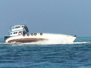 ފަރަށް އެރި މުދާ އުފުލާ ދޯނި