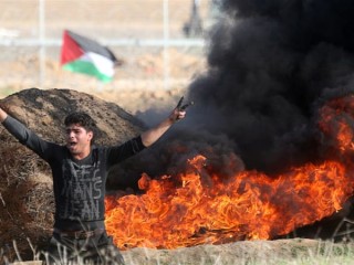 އިސްރާއީލުގެ ބޯޑަރު ކައިރީގައި ފަލަސްތީނުގެ ޒުވާނަކު އިސްރާއީލާ ދެކޮޅަށް އިހުތިޖާޖުކުރަނީ