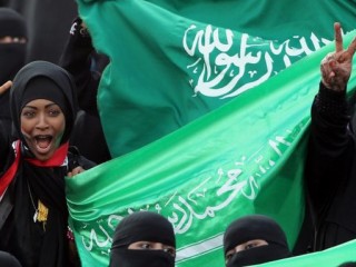 ސައުދީގައި ފުޓްބޯޅަ ބަލަން ފުރަތަމަ ފަހަރަށް އަންހެނުނަށް ދަނޑަށް ވަނުމުގެ ހުއްދަ ލިބިއްޖެ