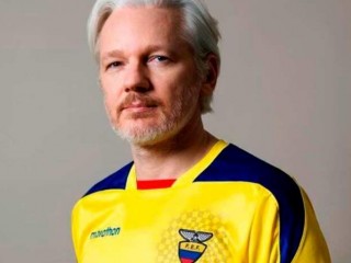 ޖޫލިއަން އަސާންޖް އިކުއެޑޯރގެ ޤައުމީ ފުޓުބޯޅަ ޓީމްގެ ޖަރޒީގައި ނަގާފައިވާ ފޮޓޯ