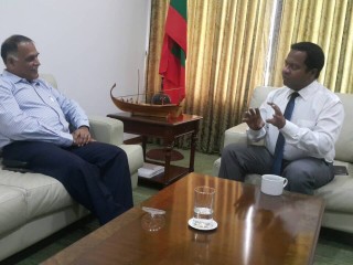 Ambassador Mohamed Shareef (R) meets Indian writer R.K Radhakrishnan
