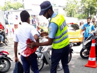 ދަރުމަވަންތަ ސްކޫލް ދަރިވަރަކަށް ތޫނު އެއްޗަކުން ހަމަލާދީ ޒަހަމްކޮށްލައިފި 