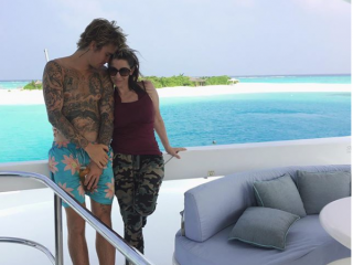 ޖަސްޓިން ބީބާ އޭނާގެ މަންމައާ އެކު ރާއްޖޭގައި