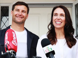  އާލާސްވެ އިންނެވިކަން އިއުލާންކުރެއްވުމަށް ފަހު ބޮޑުވަޒީރު އާޑެން (ކ) ފިރިކަލުން ކްލާކްއާ އެކު