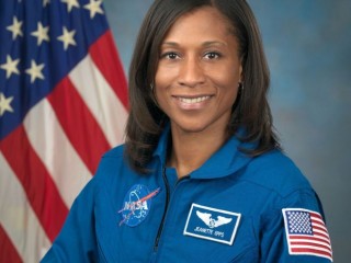 ޖައްވަށް ދާން ހަމަޖެހުނު އެމެރިކާގެ ކަޅު ނަސްލުގެ ފުރަތަމަ އެސްޓްރޮނޯޓުގެ ދަތުރު ނާސާއިން ކެންސަލްކޮށްފި