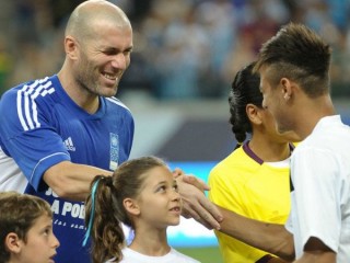 ބްރެޒިލްގެ ފޯވާޑް ނޭމާ (ކ) އަދި ރެއާލް މެޑްރިޑްގެ ކޯޗު ޒިދާން