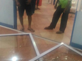 ވިލިމާލޭ ފެރީ ޓަރމިނަލްގައި ހުރި ދޮރުފަތް ވެއްޓިފައި