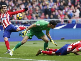 ޖިރޯނާއާ ދެކޮޅަށް ގްރީޒްމަން ލަނޑު ޖަހައިދިނީ 