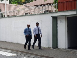 ގުޅިފައިވާ ޕާޓީތަކުގެ ފަރާތުން ސިޓީ ހަވާލުކުރުމަށް އަނަސް (އެމްޑީޕީގެ އެސްޖީ) އަދި ސަމީރު (ޖޭޕީގެ އެސްޖީ) އިންޑިއަން އެމްބަސީއަށް ވަޑައިގަންނަވަނީ