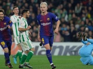 ރެއާލް ބެޓިކސް ކޮޅަށް ލަނޑު ޖެހުމަށްފަހު ބާސެލޯނާގެ އިވާން ރަކިޓިޗް (ކ) އަދި ލިއޮނެލް މެސީ (ވ) އުފާ ފާޅުކުރަނީ