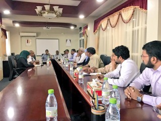 އިލެކްޝަންސް ކޮމިޝަނުގެ މެމްބަރު އިސްމާއީލް ހަބީބު އާއި އިދިކޮޅު ސިޔާސީ ފަރާތްތަކުން ބައްދަލު ކުރައްވަނީ 