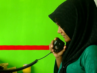 ޓެކްސީ ޑްރައިވަރުންނަށް ކޮމާންޑު ކުރުމުގައި ފުރާވަރު އަންހެން ކުއްޖެއް!