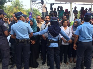 އެމްޑީޕީ ހަރުގެ ސަރަހައްދުގައި މުޒާހަރާ ކުރަނީ