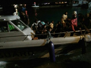 ފައިލް ފޮޓޯ: ކަނޑުމަތީގައި ހިނގި ހާދިސާއެއްގައި ހާލުގައި ޖެހިފައިވާ ބަޔަކަށް އެމްއެންޑީއެފްގެ ކޯސްޓްގާޑުން އެހީތެރިކަން ފޯރުކޮށްދެނީ