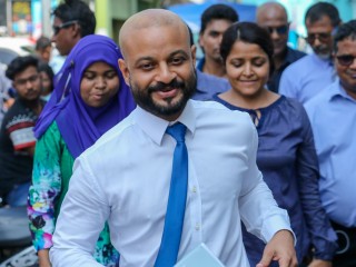 ފާރިސް މިނިވަންވުމަށްފަހު މިއަދު އާއިލާގެ ބޭފުޅުންނާއި ސަޕޯޓަރުންނާއިއެކު ކްރިމިނަލް ކޯޓު ސަރަހައްދުގައި