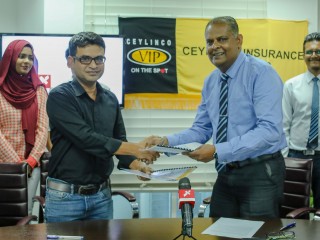 Ceylinco Maldives’ CEO Ashoka Bandara (R) and the Raajje Television’s Managing Director Ahmed Saleem