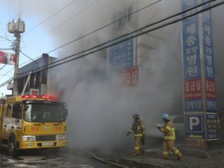 ދެކުނު ކޮރެއާގެ ހޮސްޕިޓަލެއްގައި ހިނގި އަލިފާނުގެ ހާދިސާގައި މަރުވި މީހުންގެ އަދަދު 37އަށް އަރައިފި 