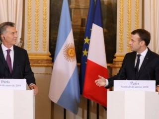 އާޖެންޓީނާގެ ރައީސް މައުރީސިއޯ މެކްރީ އާއެކު ފްރާންސްގެ ރައީސް އެމަނުއެލް މެކްރަން، ޕެރިހުގައި ބޭއްވި ބައްދަލު ކުރެއްވުމަށްފަހު ނޫސްވެރިންނާއި ވާހަކަ ދައްކަވަނީ