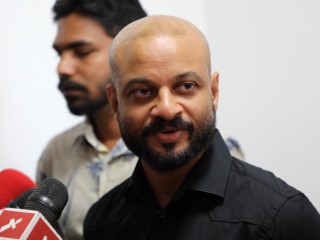 MP Faris Maumoon speaking to the press on Saturday