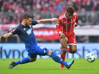 ހޮފެންހަައިމް އަދި ބަޔާން ކުޅުނު މެޗުގެ ތެރެއިން ބަޔާންގެ ކޯމަން އިދިކޮޅު ޓީމުގެ ކުޅުންތެރިޔެއް ކައިރިން ނައްޓާލުމަށް މަސައްކަތްކުރަނީ 