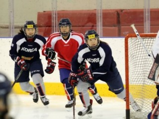 ދެކޮރެއާ ގުޅިގެން އެކުލަވާލާފައިވާ އަންހެނުންގެ އައިސް ހޮކީ ޓީމް