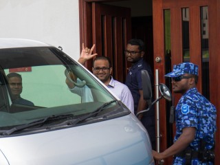 އަދީބް ކްރިމިނަލް ކޯޓަށް ހާޒިރުކުރުމަށް ފަހު އަނބުރާ ޖަލަށް ގެންދިއުމަށް ފުލުހުންގެ ވެހިކަލަށް އަރުވަނީ