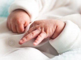 ފްލައިޓް ޓިކެޓެއް ގަންނަން ދަރިފުޅު ވިއްކާލި އަންހެނަކު ޖަލަށްލައިފި