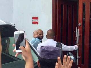 މިއަދުގެ ޝަރީއަތުގެ އަޑުއެހުމަށް ފާރިސް ވަދެވަޑައިގަންނަވަނީ 