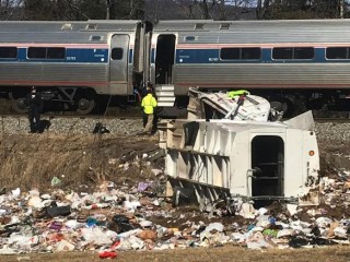 ކޮންގްރެސް މެމްބަރުން ދަތުރުކުރެއްވި ރޭލެއް އެކްސިޑެންޓްވެ މީހަކު މަރުވެއްޖެ